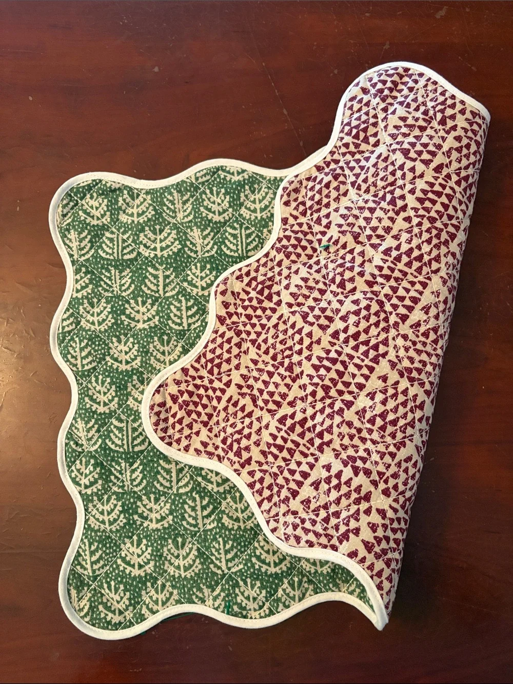 NEW Set of 2 Reversible Scalloped Quilted Placemats Block Print Style